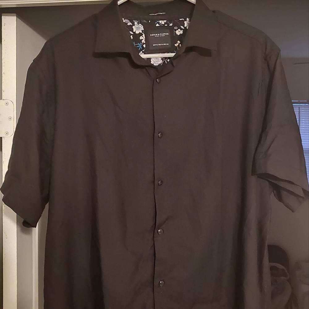SIZE XL SHORT SLEEVE BUTTON DOWN